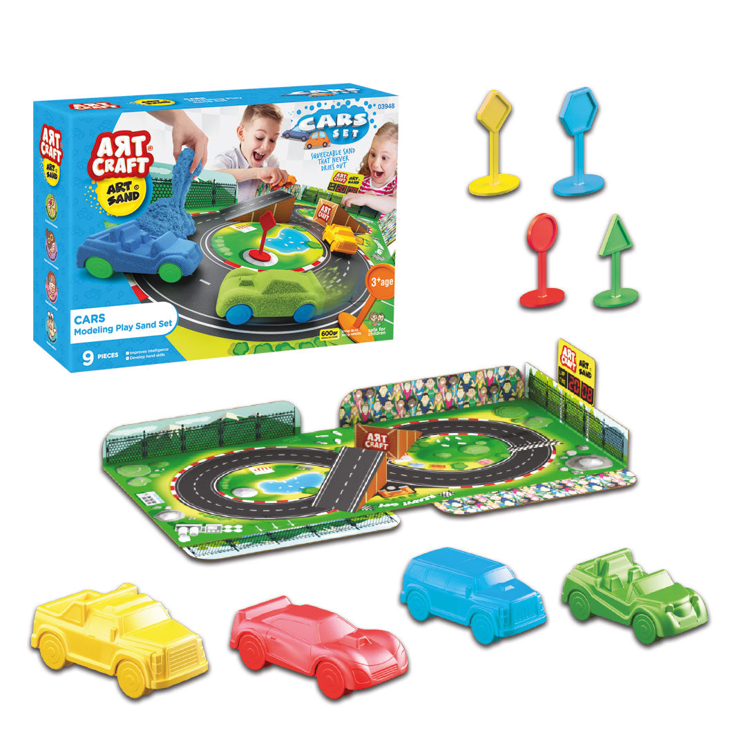 Set de nisip kinetic cu forme de mașini și nisip kinetic de 600 gr, 4 bucăți de forme și 1 cutie de lucru, 4 indicatoare rutiere și teren de joc 43x7x27