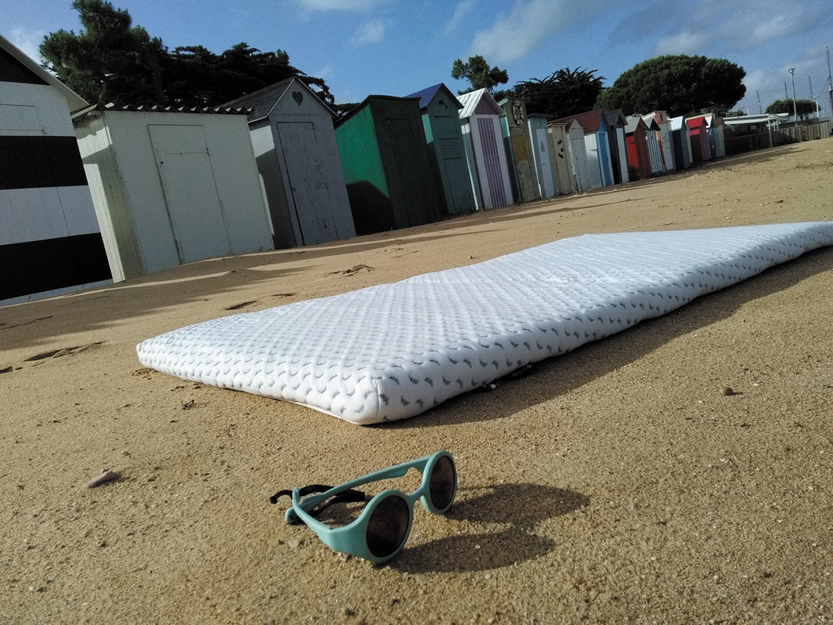 Saltea de călătorie prietenoasă cu oceanul, fabricată din plastic reciclat colectat din ocean, 60x120cm (grosime 4cm), Candide