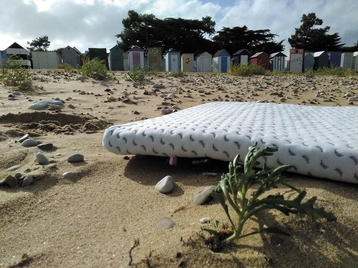 Saltea de călătorie prietenoasă cu oceanul, fabricată din plastic reciclat colectat din ocean, 60x120cm (grosime 4cm), Candide