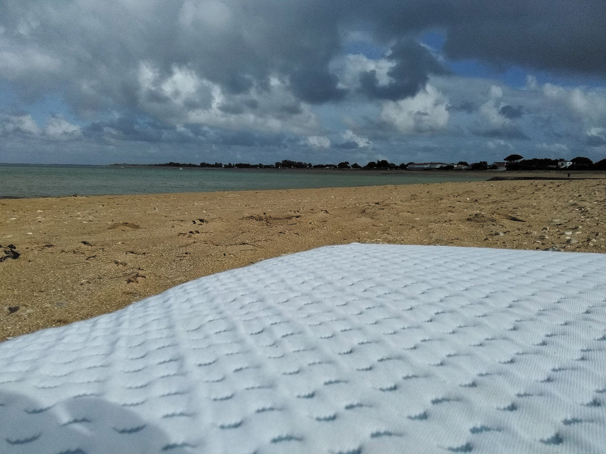 Saltea de călătorie prietenoasă cu oceanul, fabricată din plastic reciclat colectat din ocean, 60x120cm (grosime 4cm), Candide