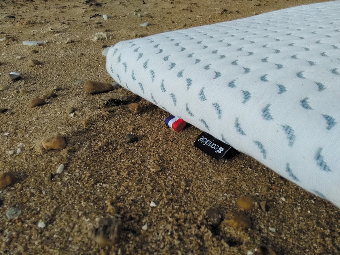 Saltea de călătorie prietenoasă cu oceanul, fabricată din plastic reciclat colectat din ocean, 60x120cm (grosime 4cm), Candide