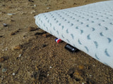 Saltea de călătorie prietenoasă cu oceanul, fabricată din plastic reciclat colectat din ocean, 60x120cm (grosime 4cm), Candide