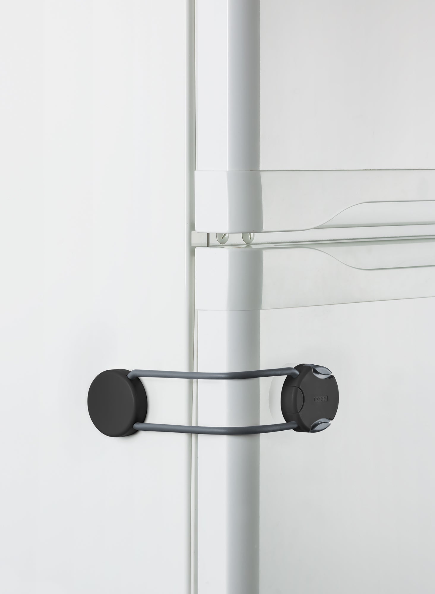 72011 Design Line Заключвалка Шкафове Черна Reer