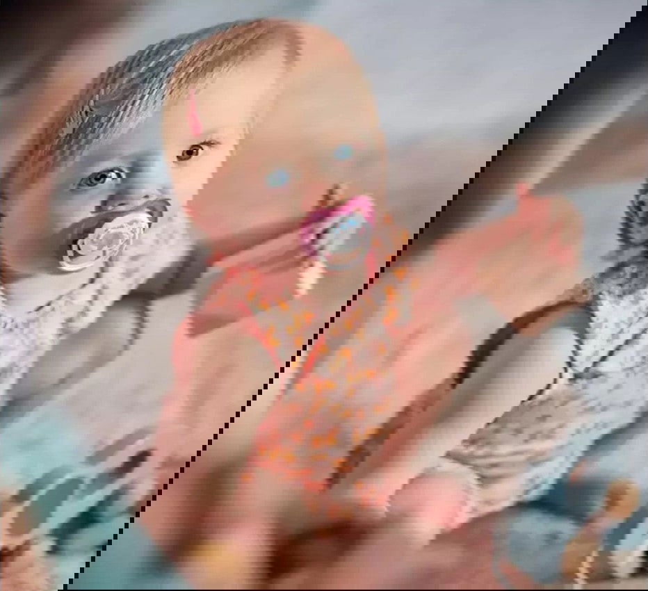 Philips Avent Залъгалки - Ultra Air Animals + Стерил.Кутия (6-18М) Момиче Слон/Пингвин --- BebeMama