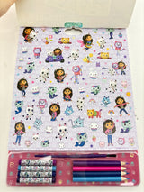 Комплект За Вълшебно Рисуване Къщата За Кукли На ГабиС 20 Листа За Оцветяване, 4 Листа За Рисуване С Вода, 4 Пастела, 4 Молива За Оцветяване,Стикери И Четка А4