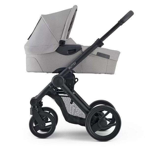 Mutsy Evo Шаси Черен Сива Дръжка Черни Колела + Кош + Седалка Pebble Grey --- BebeMama