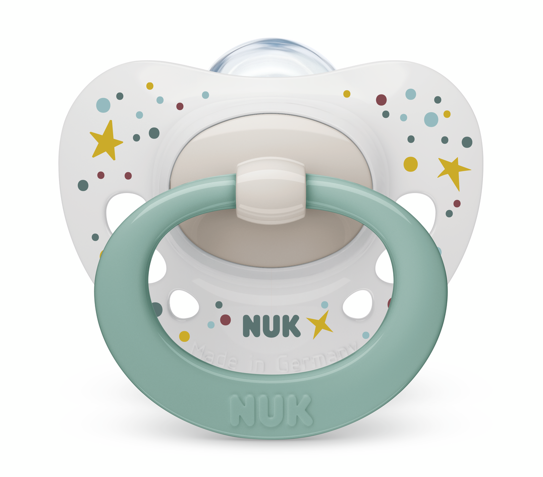 Nuk Биберон Залъгалка Силикон 0-6 Мес. 1Бр Signature + Кутийка За Съхранение И Стерилизация В Микровълнова - Бяла Със Зелена Дръжка --- BebeMama