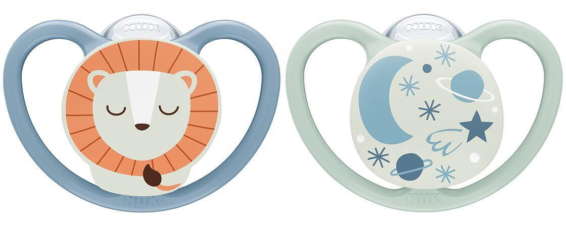 Nuk Биберон Залъгалка Силикон 0-6Мес. 2Бр. Space Night Светеща Лъв + Кутийка За Съхранение И Стерилизация В Микровълнова --- BebeMama