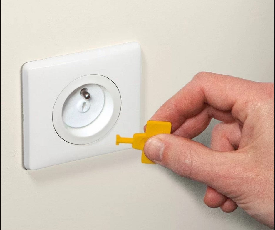 Предпазители За Контакт С Ключ За Премахване (12+4Бр./Оп.) Euro Outlet Plugs With Key - За Безопасността - Safety 1St - BebeMama