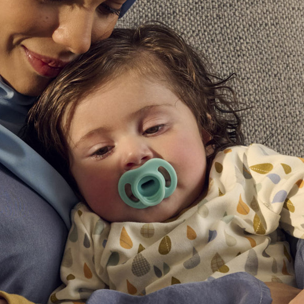 Ортодонтични Залъгалки Ultra Light Stay Put, 0 6м, Синя Зелена Tommee Tippee