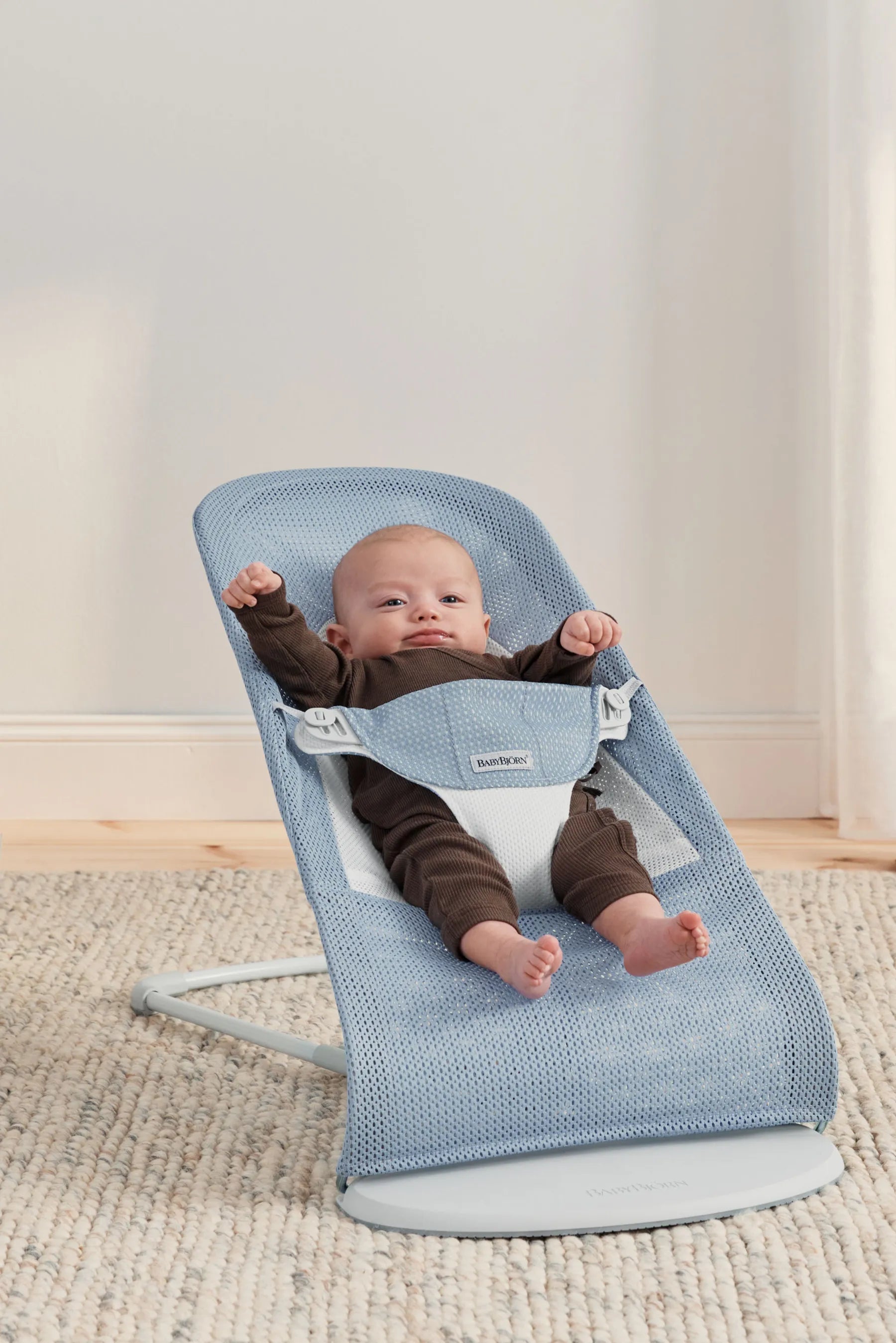 Бебешки Шезлонг Balance Soft Mesh Sky Blue White Babybjörn