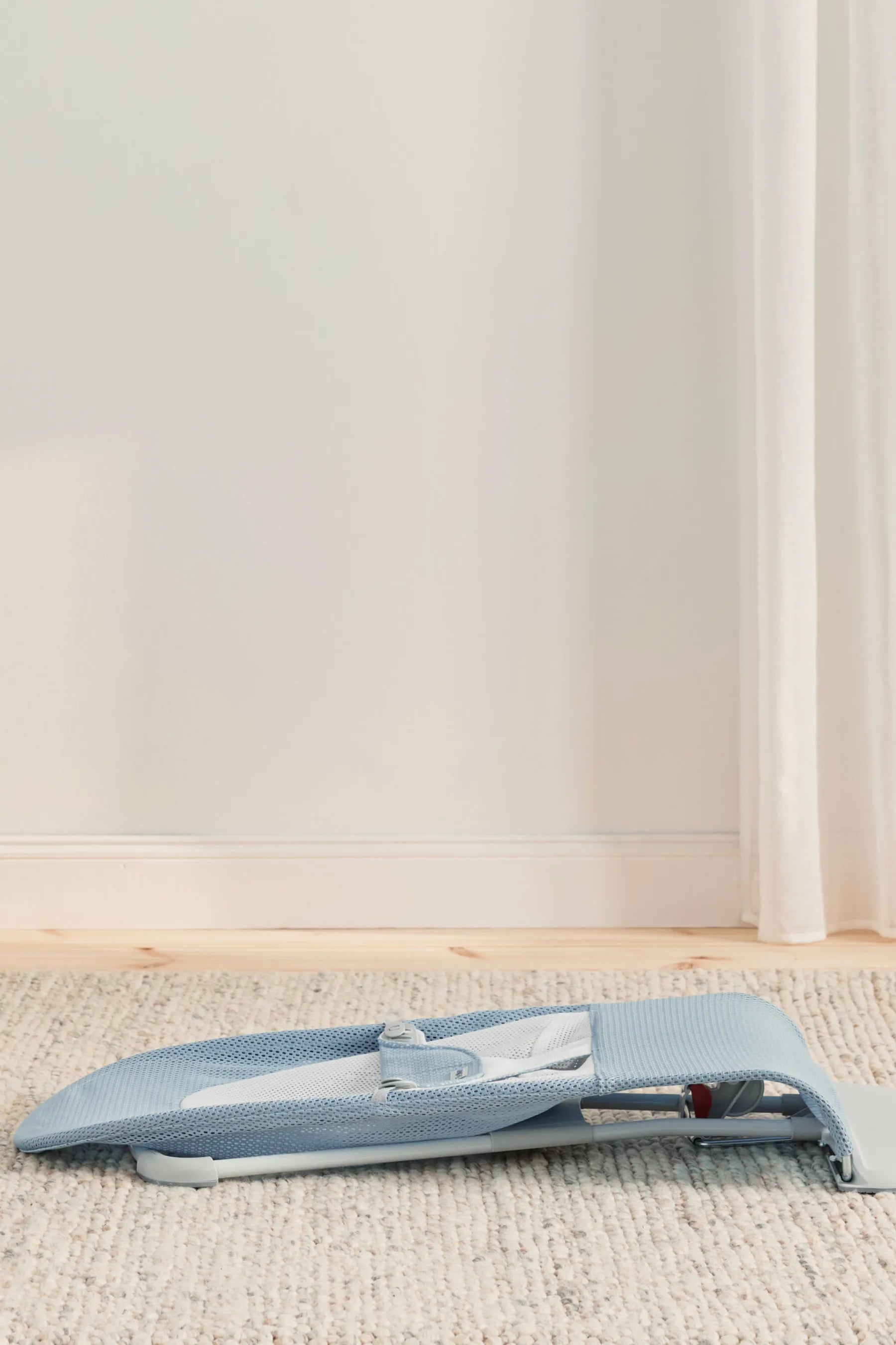 Бебешки Шезлонг Balance Soft Mesh Sky Blue White Babybjörn