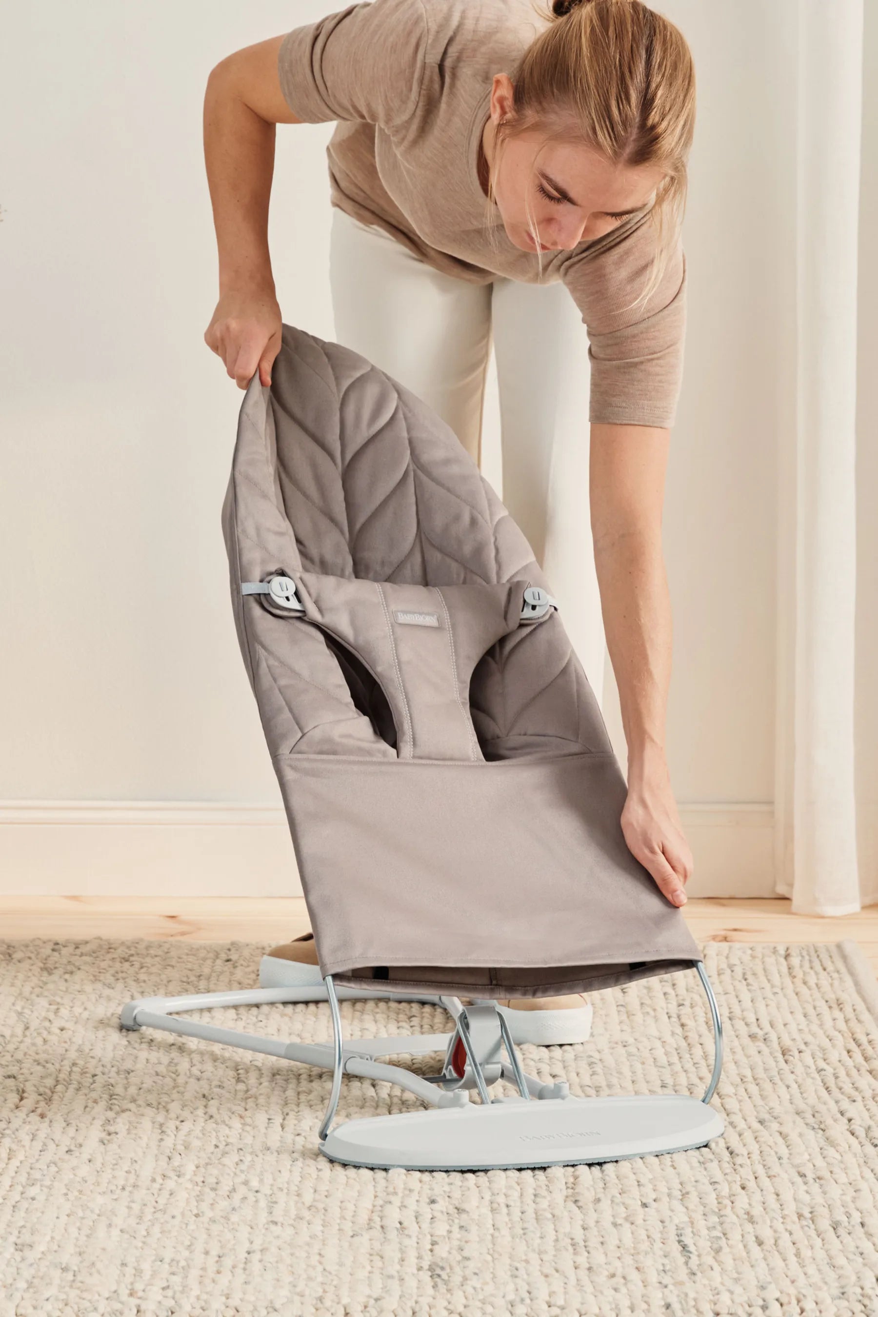 Бебешки Шезлонг Bliss Sand Grey (petal Quilt, Woven) Babybjörn