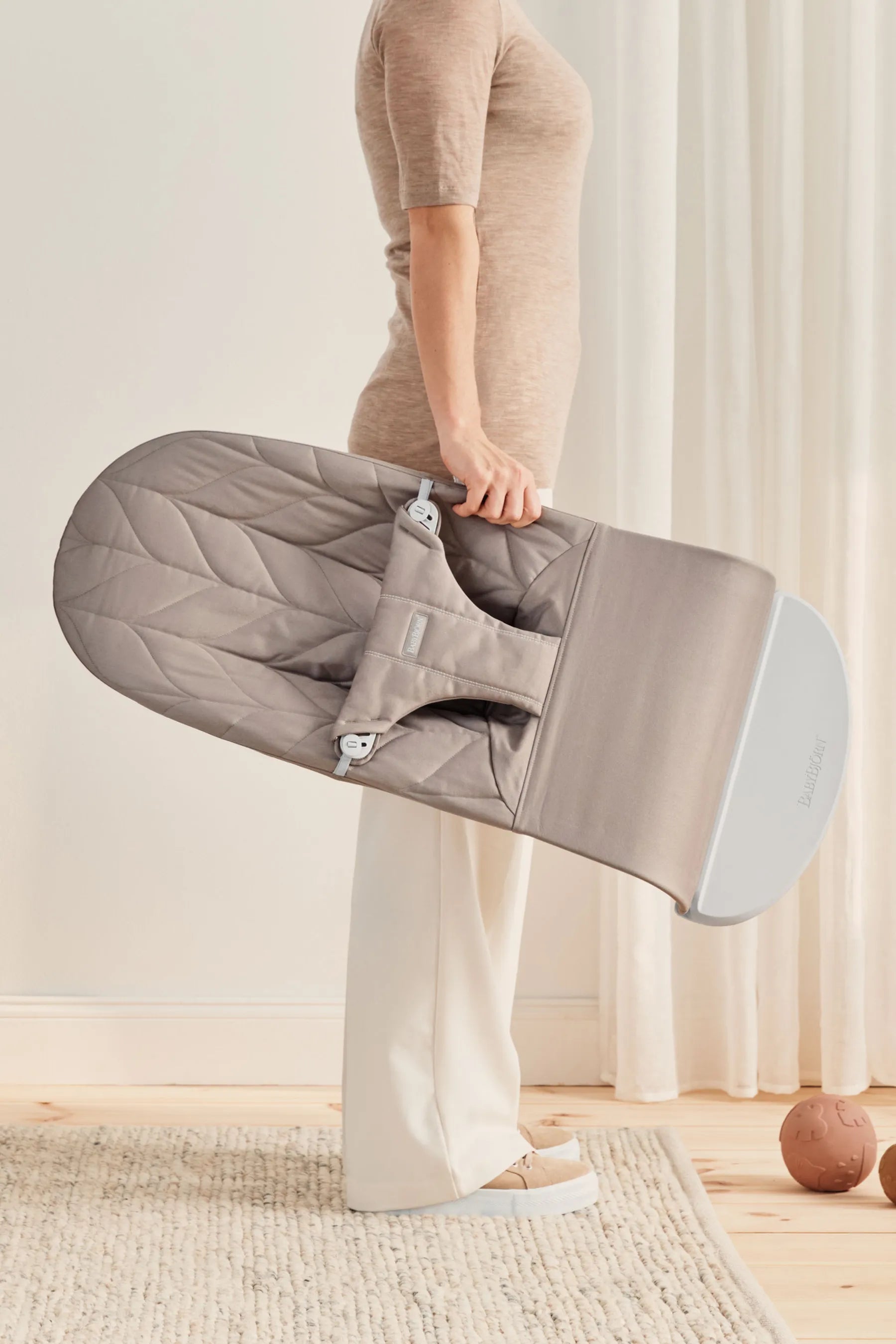Бебешки Шезлонг Bliss Sand Grey (petal Quilt, Woven) Babybjörn