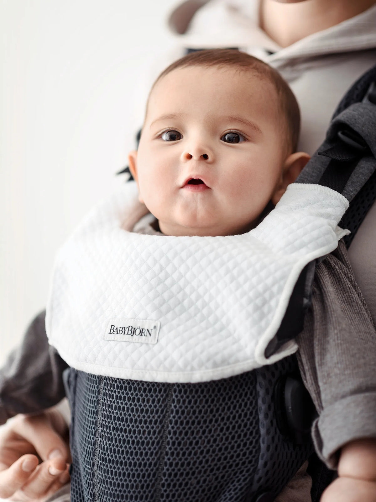 Лигавник За Ергономична Раница Harmony White Babybjörn