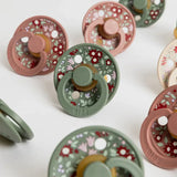 Colour X Liberty Gumicső cumi 2 db (6-18 hónapos) Chamomile Lawn Pine Mix Bibs