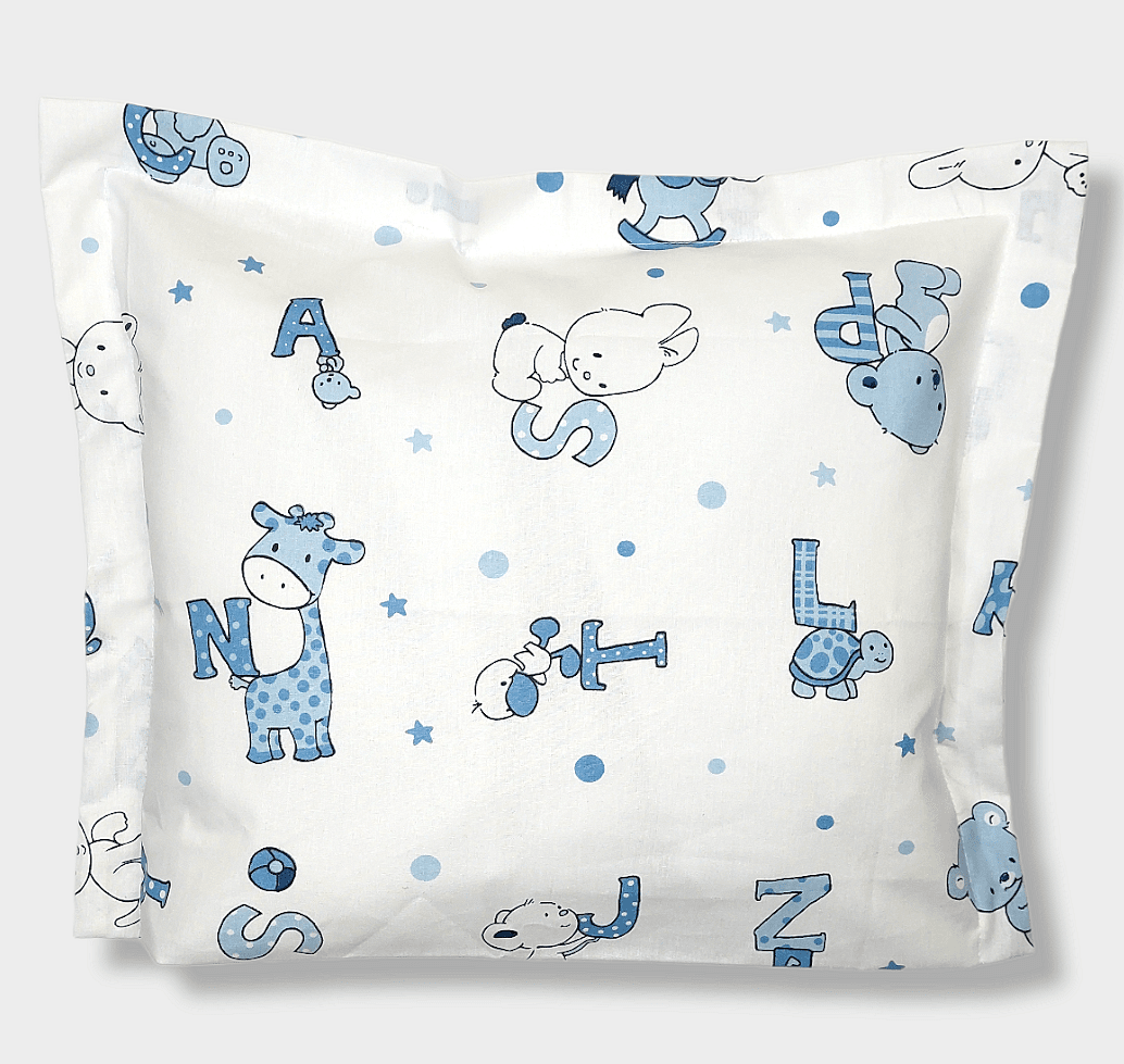 Față de pernă Rainy Baby 30x40 cm. Ursuleț de pluș cu litere albastre