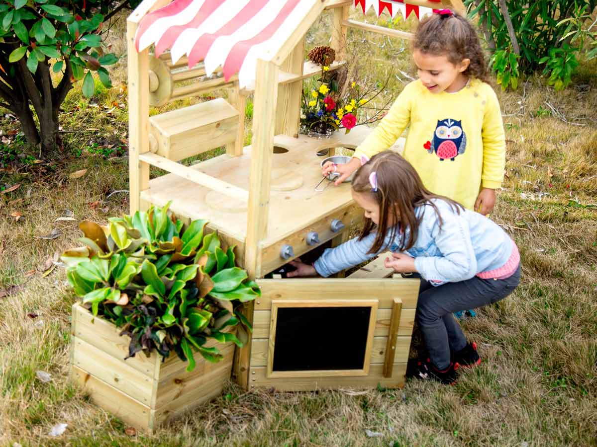 Детска дървена кухня за игра навън --- BebeMama