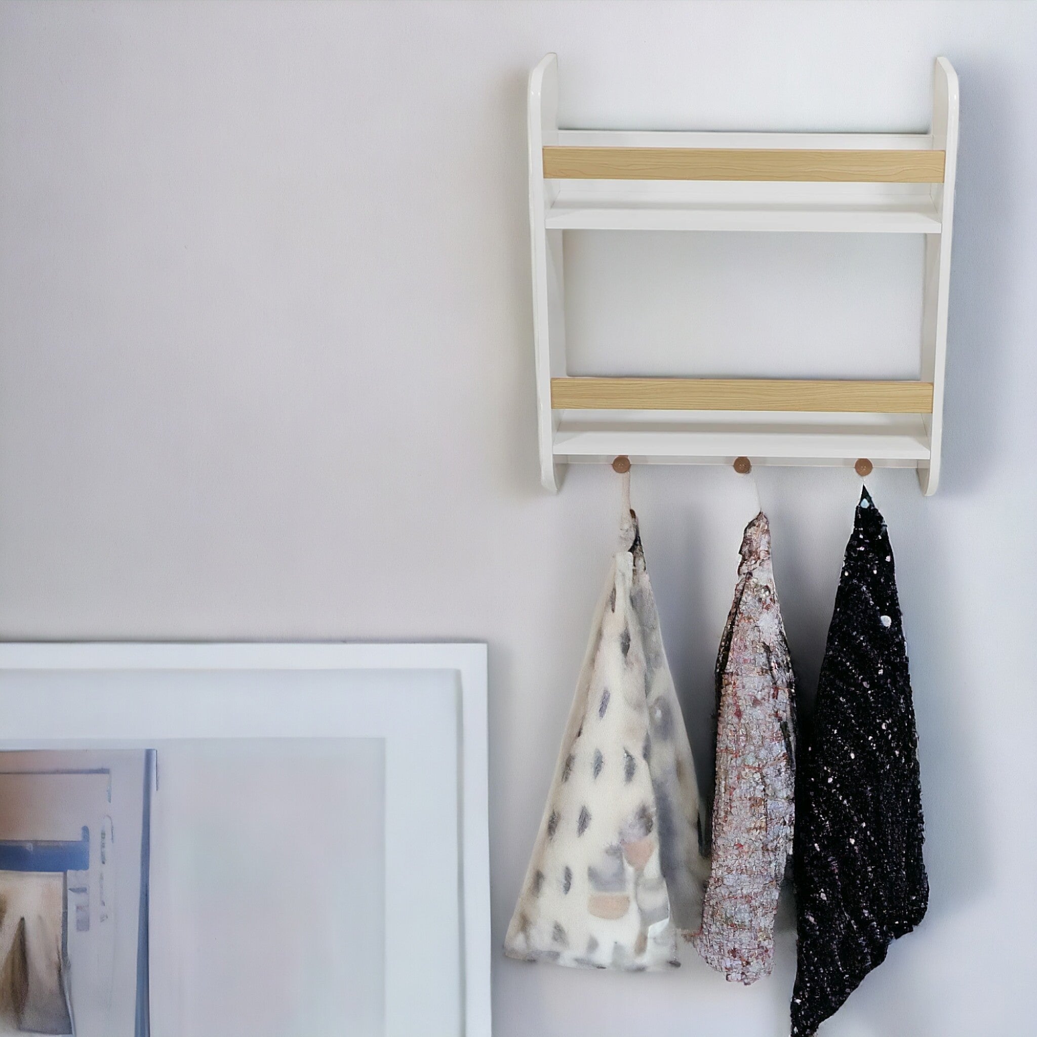 Bibliotecă pentru copii Ginger Home, montată pe perete cu rafturi și umerașe, albă, pentru camera copiilor