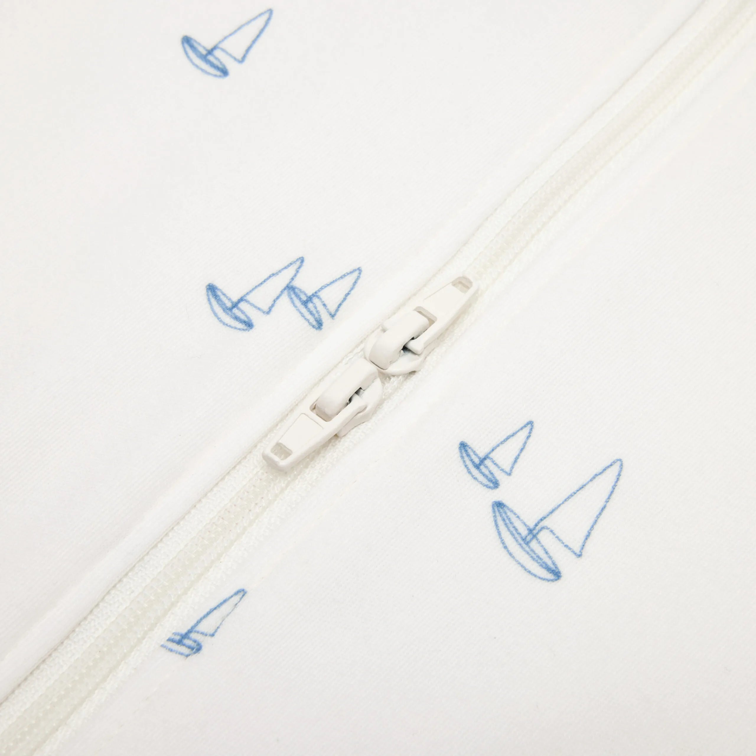 Бебешко Спално Чувалче С Крачета 2в1 On The Move Light (6 18м) Sailboat Dreams Tog. 0.5 Ergobaby