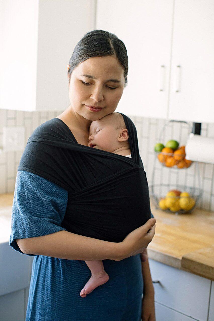 Слинг За Бебе Aura Pure Black Ergobaby