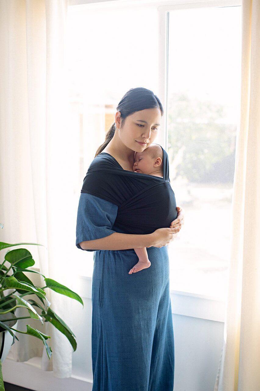Слинг За Бебе Aura Pure Black Ergobaby