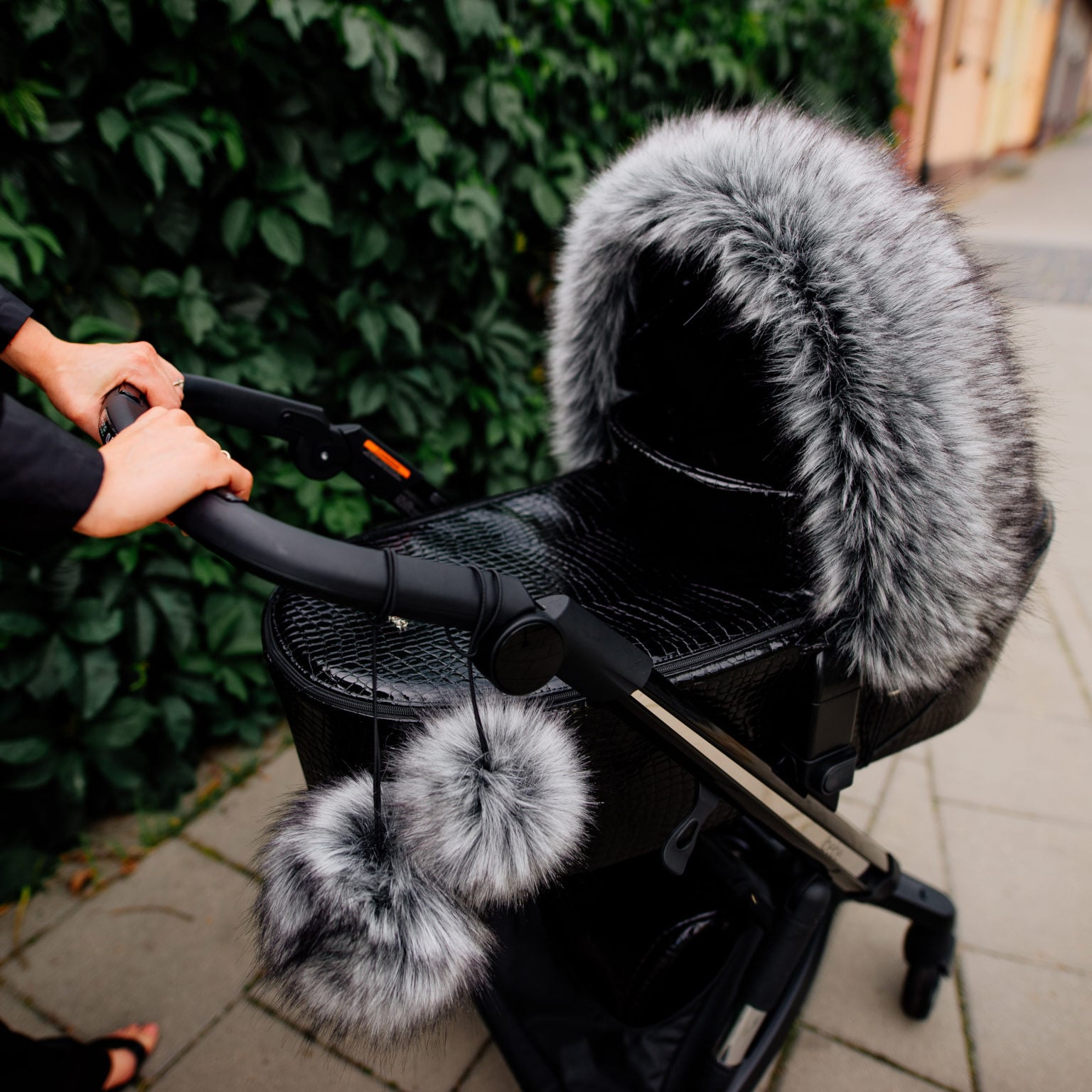 Кожен Аксесоар За Количка С Помпон Сив Galix