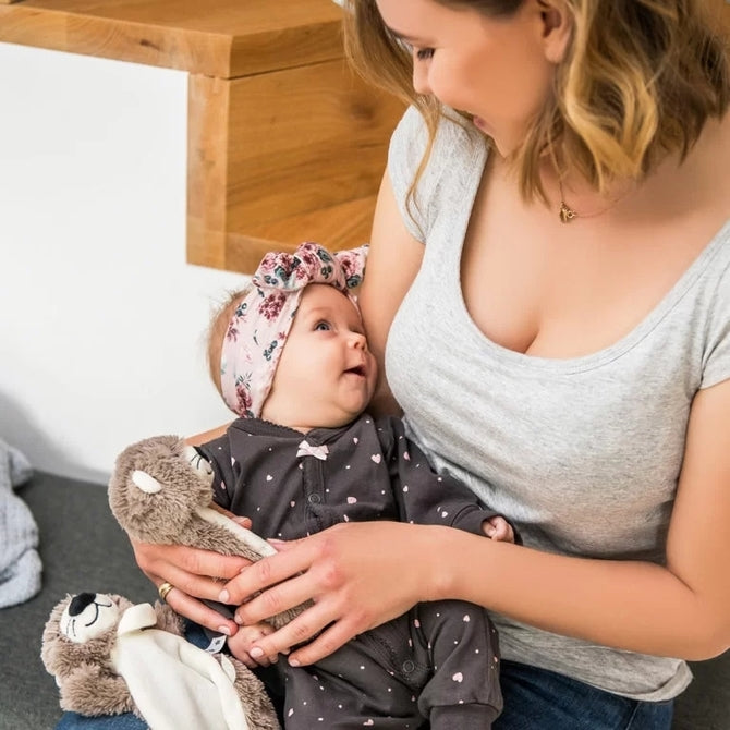 Пухкава Играчка С Държач За Биберон Otter Maggie --- BebeMama