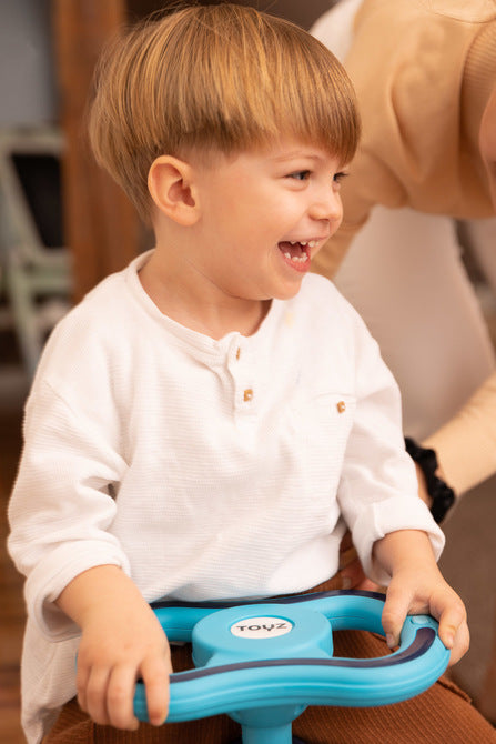 Кола Gravity Тип Бръмбър За Возене Ride-Оn Fiesta Red Caretero Toyz --- BebeMama