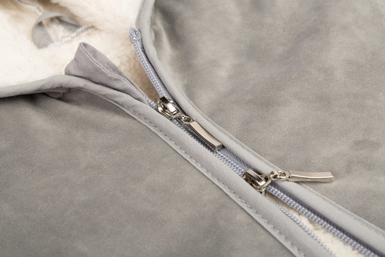 un poncho auto gri de pluș.