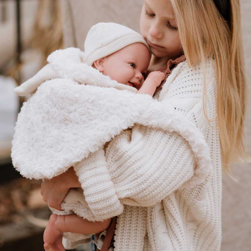 Păpușă bebelușă Diego cu geantă de transport și accesorii - 45 cm