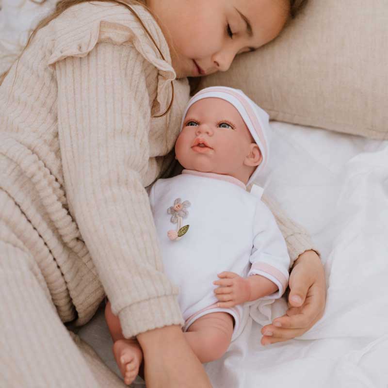 Кукла-Бебе Лола В Розово Плюшено Кошче, Реално Тегло - 40 См