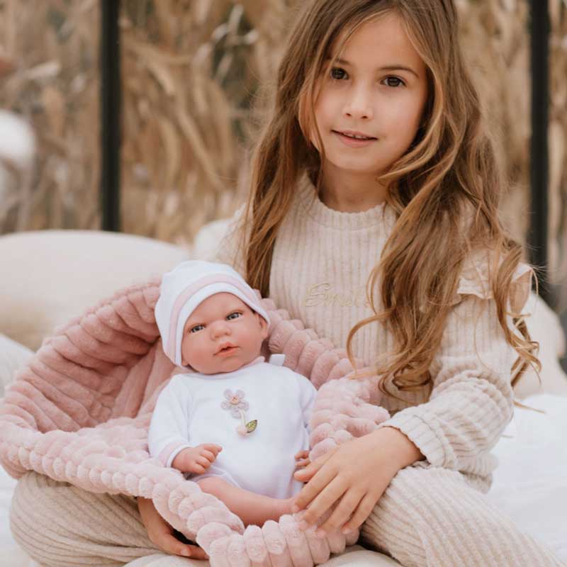 Кукла-Бебе Лола В Розово Плюшено Кошче, Реално Тегло - 40 См