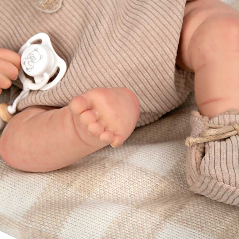 Кукла-Бебе Рубен В Бежов Костюм На Мече, Реално Тегло - 45 См