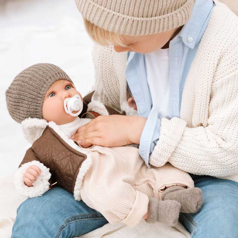 Кукла Ирио С Кожено Яке И Джинси, Издаващ 14 Различни Звука - 45 См --- BebeMama