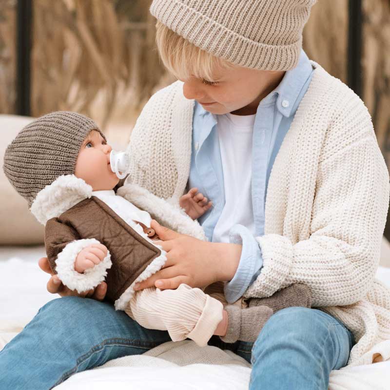 Кукла Ирио С Кожено Яке И Джинси, Издаващ 14 Различни Звука - 45 См --- BebeMama