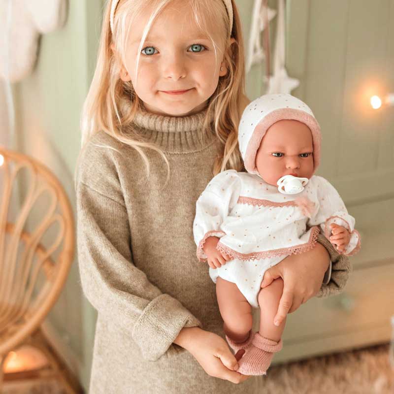 Păpușa plângătoare Lucia în coș roz și suzetă - 40 cm