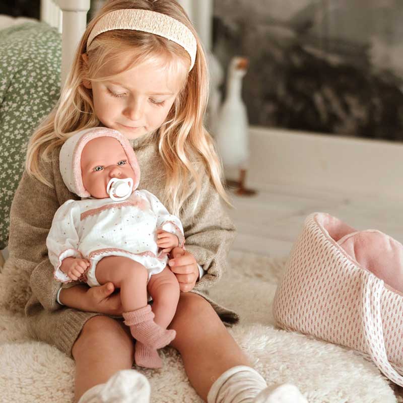 Păpușa plângătoare Lucia în coș roz și suzetă - 40 cm