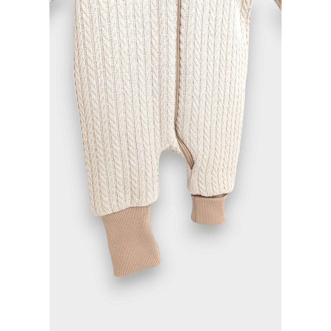 Salopetă tricotată pentru bebeluși cu glugă și fermoar,