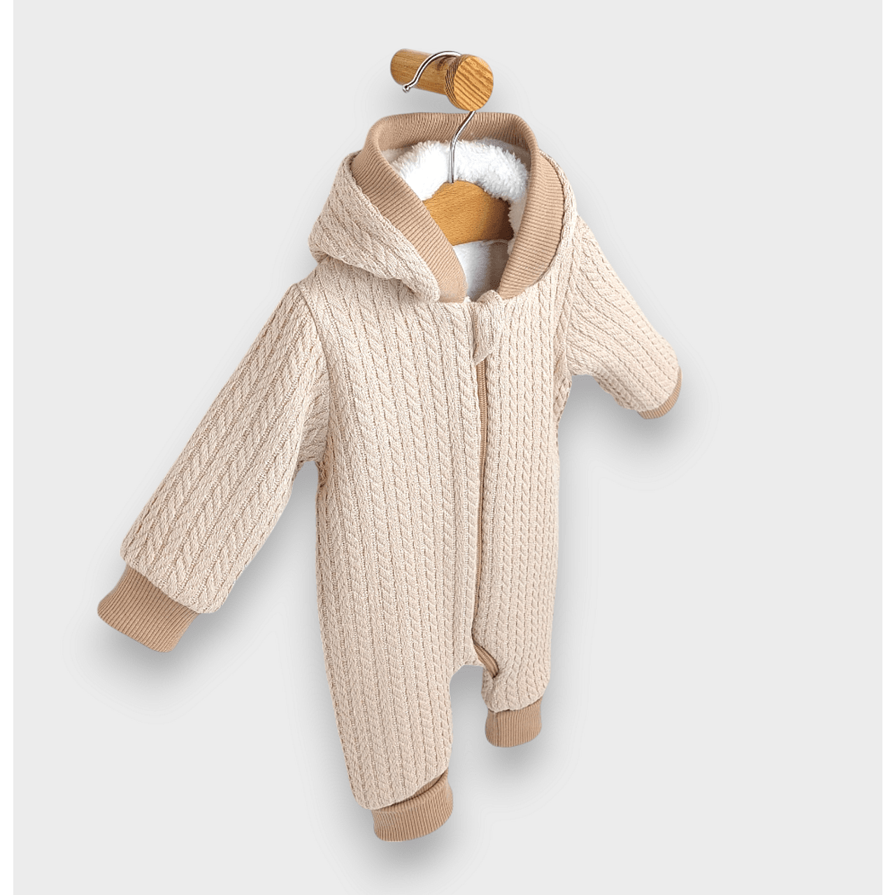 Salopetă tricotată pentru bebeluși cu glugă și fermoar,