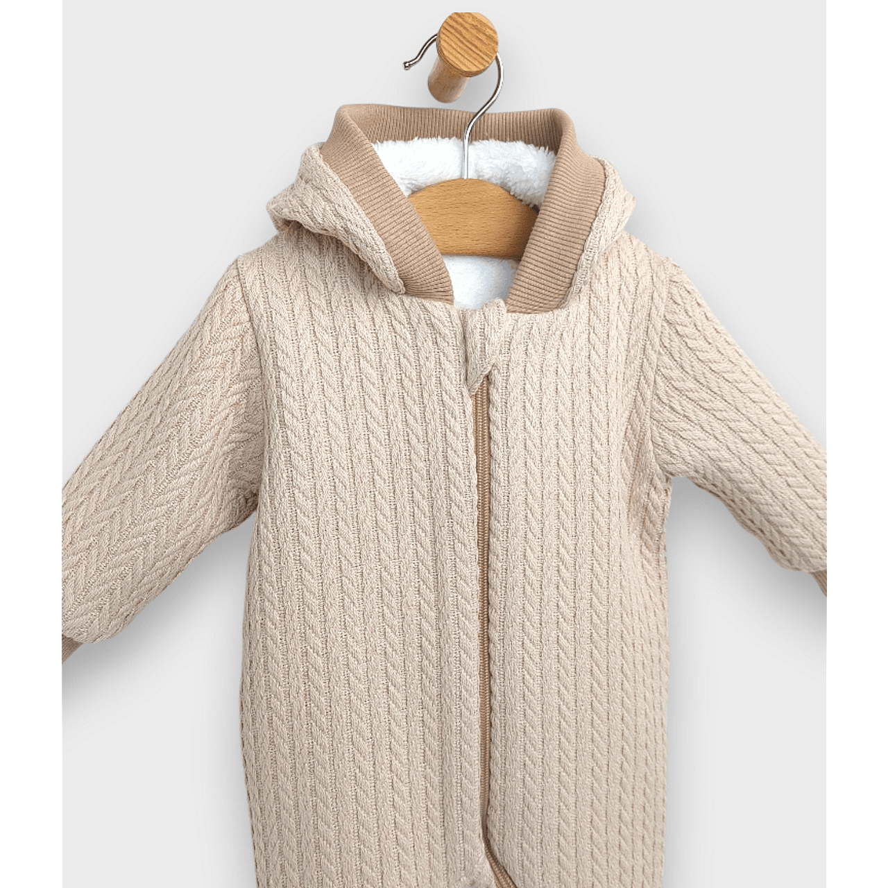 Salopetă tricotată pentru bebeluși cu glugă și fermoar,