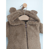 Salopetă de iarnă Rainy Baby cu ursuleț de pluș 48-80 cm, maro