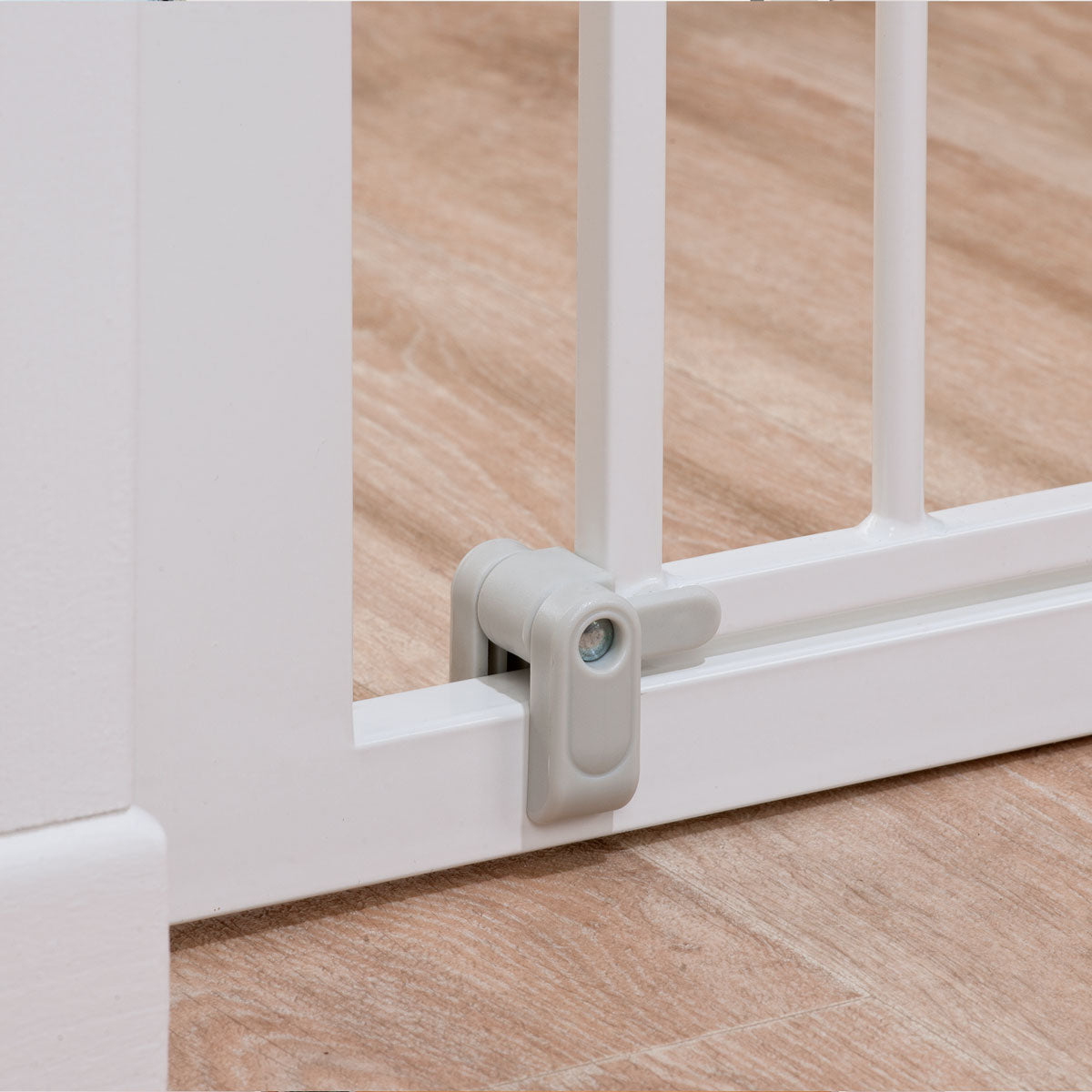 Метална Преграда За Врата С Механизъм За Автоматично Заключване, Бяла Safety 1St