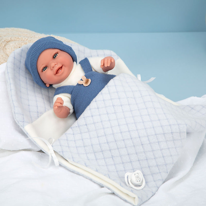 Усмихната Кукла Бебе С Тъмносиньо Костюмче И Одеялце, Реално Тегло 35 См Arias