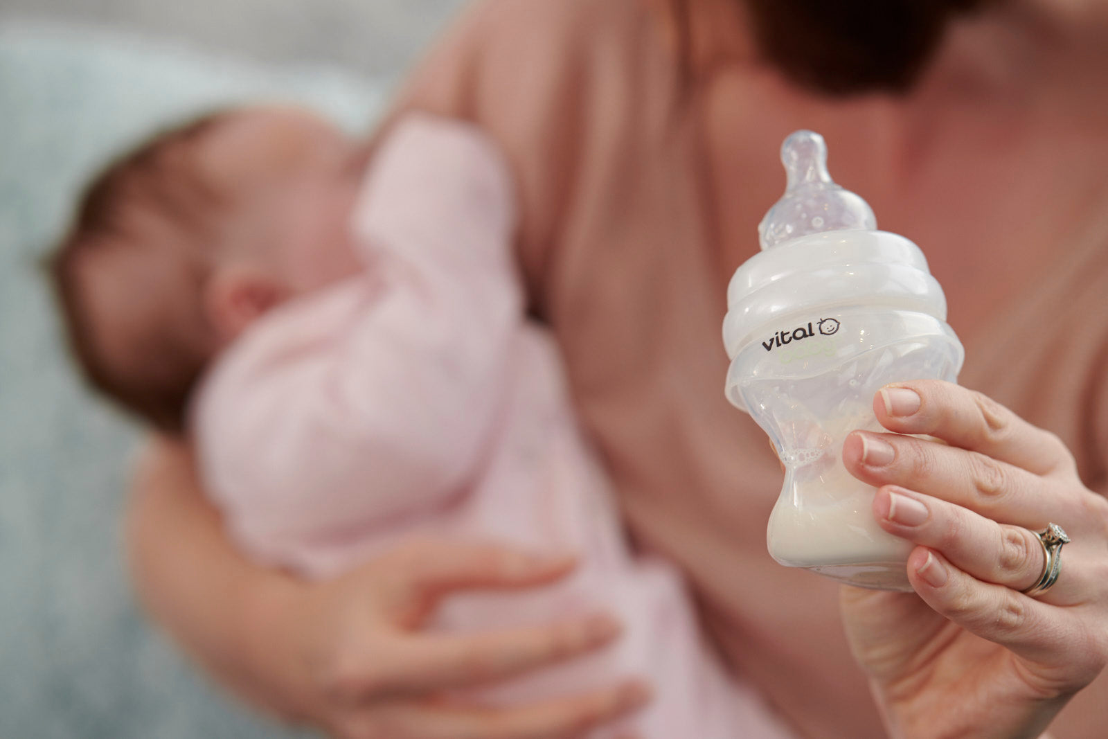 Силиконови Биберони 3+ Месеца За Подпомагане На Храненето Vital Baby --- BebeMama