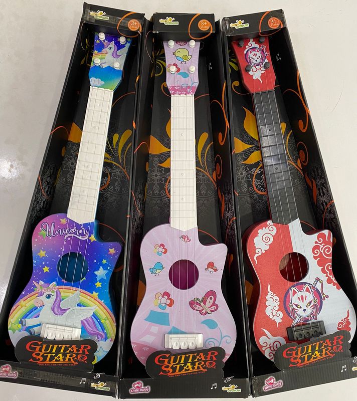 Китара С 3 Картинки Пластмасова С 4Метални Струни В Отворена Кутия 59X17X6 См - Играчки - TheSmileOfYourBaby - BebeMama