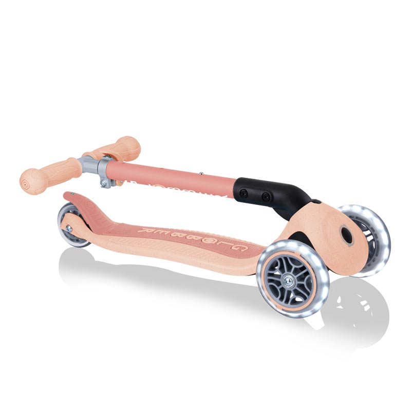 Сгъваема Еко Тротинетка С 3 Колела Globber Junior Foldable Lights Ecologic – Цвят Праскова --- BebeMama