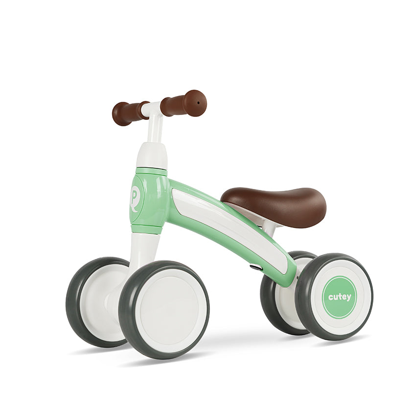 Drăguț mergând cu bicicleta