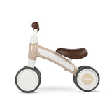 Drăguț mergând cu bicicleta