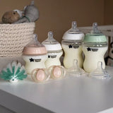 Tommee Tippee КОМПЛЕКТ ЗА НОВОРОДЕНО NATURAL START САМОСТЕРИЛИЗИРАЩО + ЧЕТКА ЗА ШИШЕТА